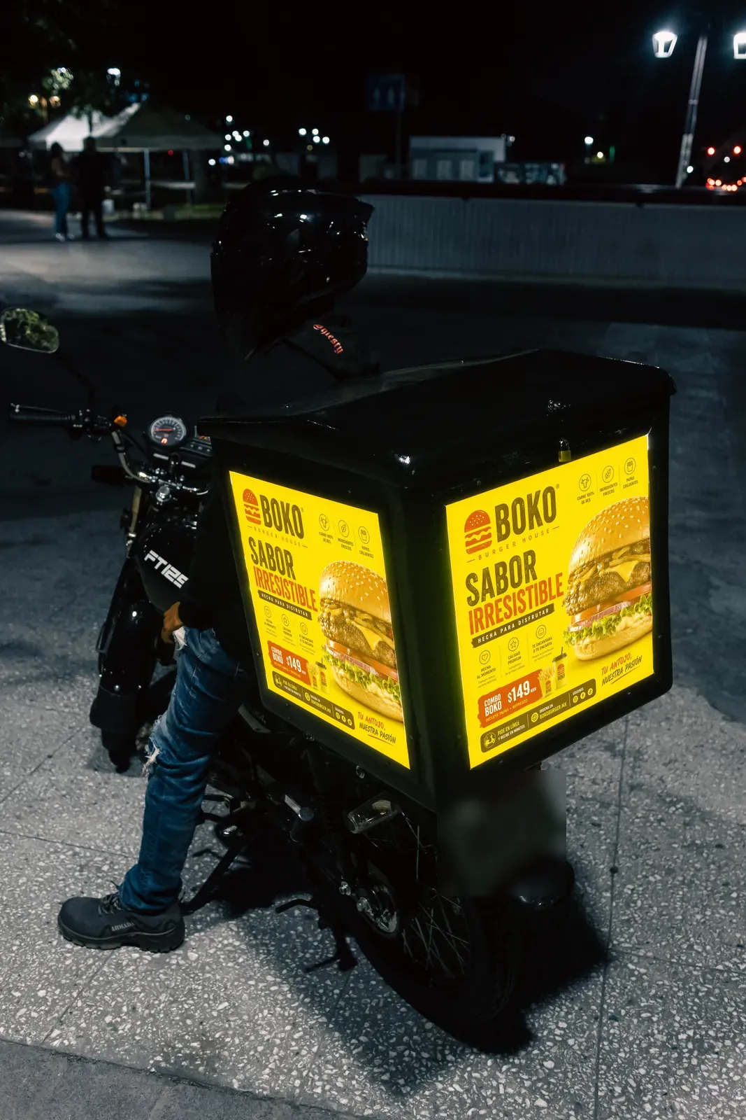 Caja iluminada Urbanet vista de tres cuartos, con el anuncio en la cara trasera y en un costado